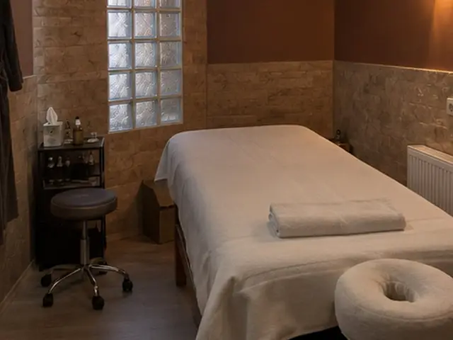 Taş duvarlı odada yüz yastıklı masaj masası — Ambarlı, Masaj Salonun