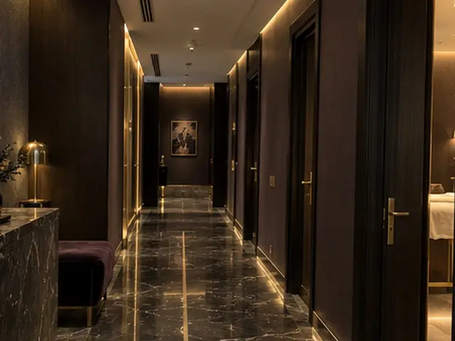 Koyu mermer zeminli, gizli ışıklı koridor — Ambarlı, Masaj Salonun